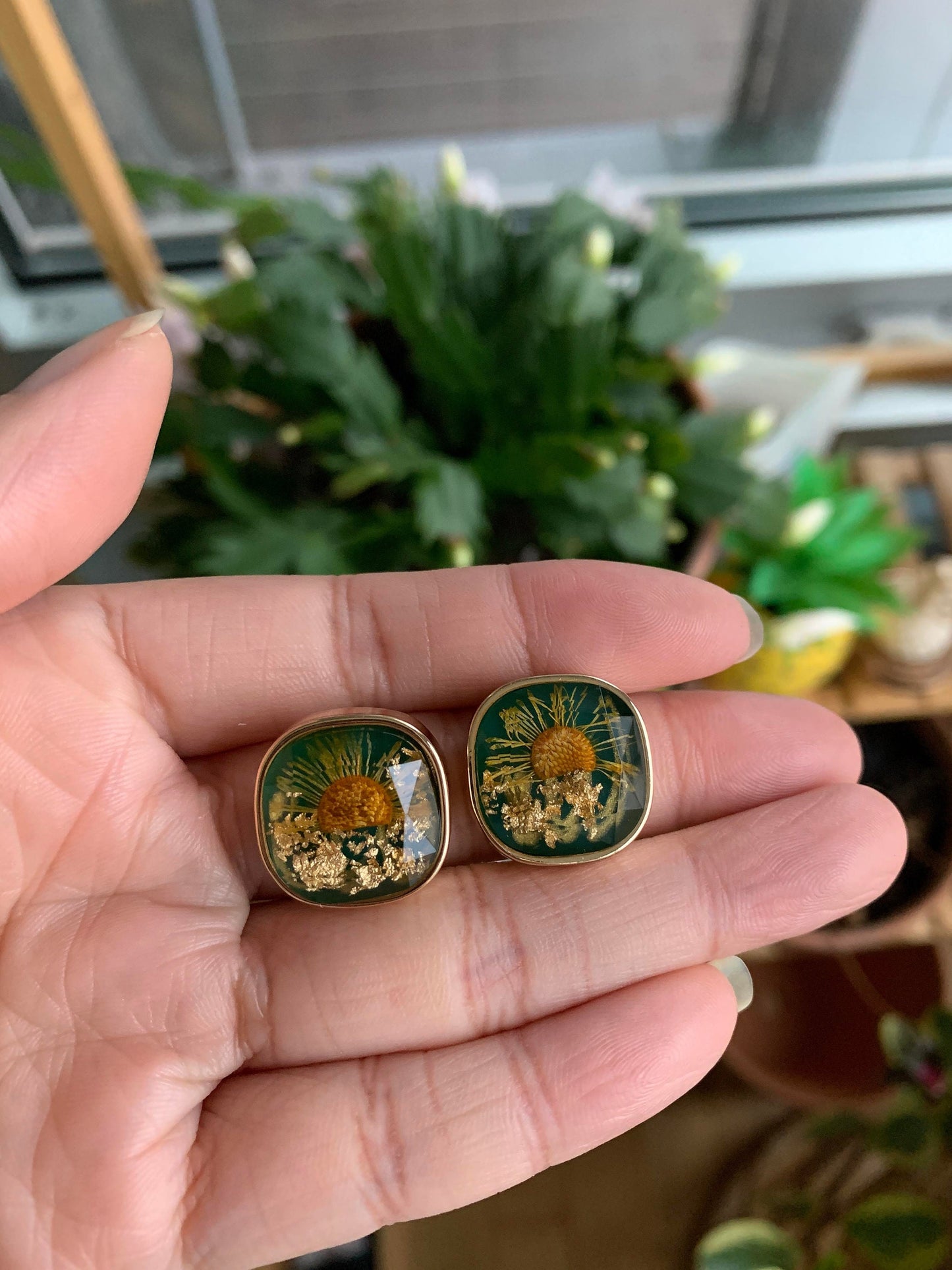 Dainty Dry Daisy Flower Earrings