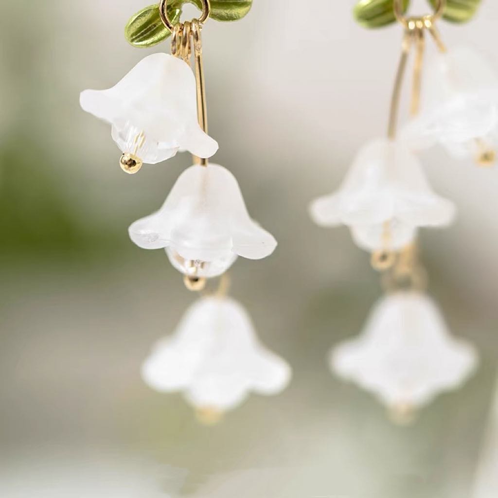 Minimalist Bellflowers Dangle Earrings